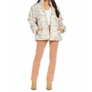 Light camouflage puffer coat